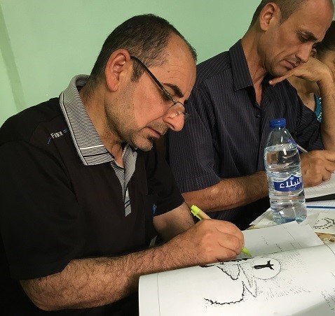 طلاب يدرسون مساق رسالة رومية — الصورة 1